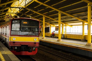 Tren istasyonu fotoğraf Jakarta Endonezya'da, banliyö hattı geliyor