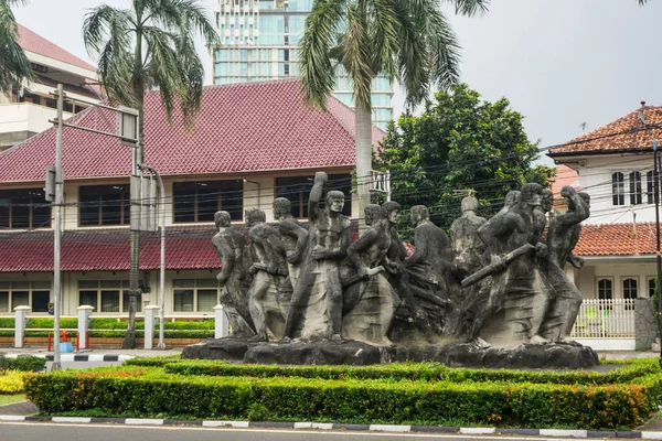Ein großartiges monument aus kupfer zeigt eine gruppe von menschen in einem kreisbild, aufgenommen in jakarta indonesien — Stockfoto