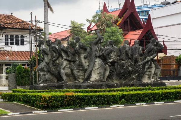 Sebuah monumen besar yang terbuat dari tembaga menunjukkan sekelompok orang dalam satu lingkaran foto yang diambil di Jakarta Indonesia — Stok Foto