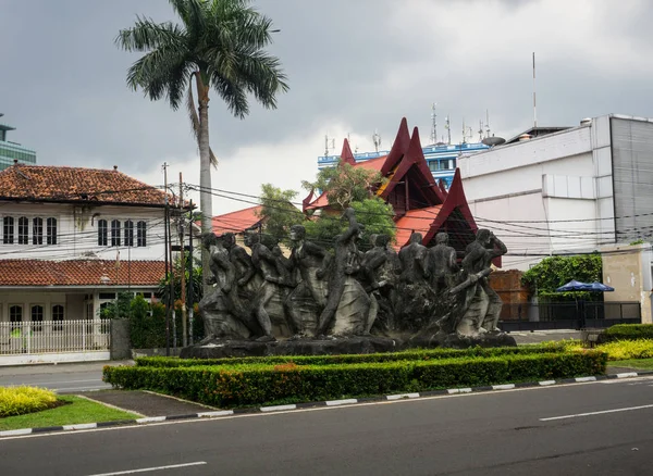 Ein großartiges monument aus kupfer zeigt eine gruppe von menschen in einem kreis und palme als hintergrundbild, aufgenommen in jakarta indonesien — Stockfoto