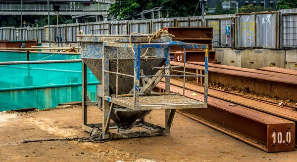 在施工现场照片摄于印度尼西亚雅加达的未使用的水泥搅拌机。 — 图库照片