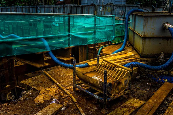 水箱和分布在施工现场照片摄于印度尼西亚雅加达 — 图库照片