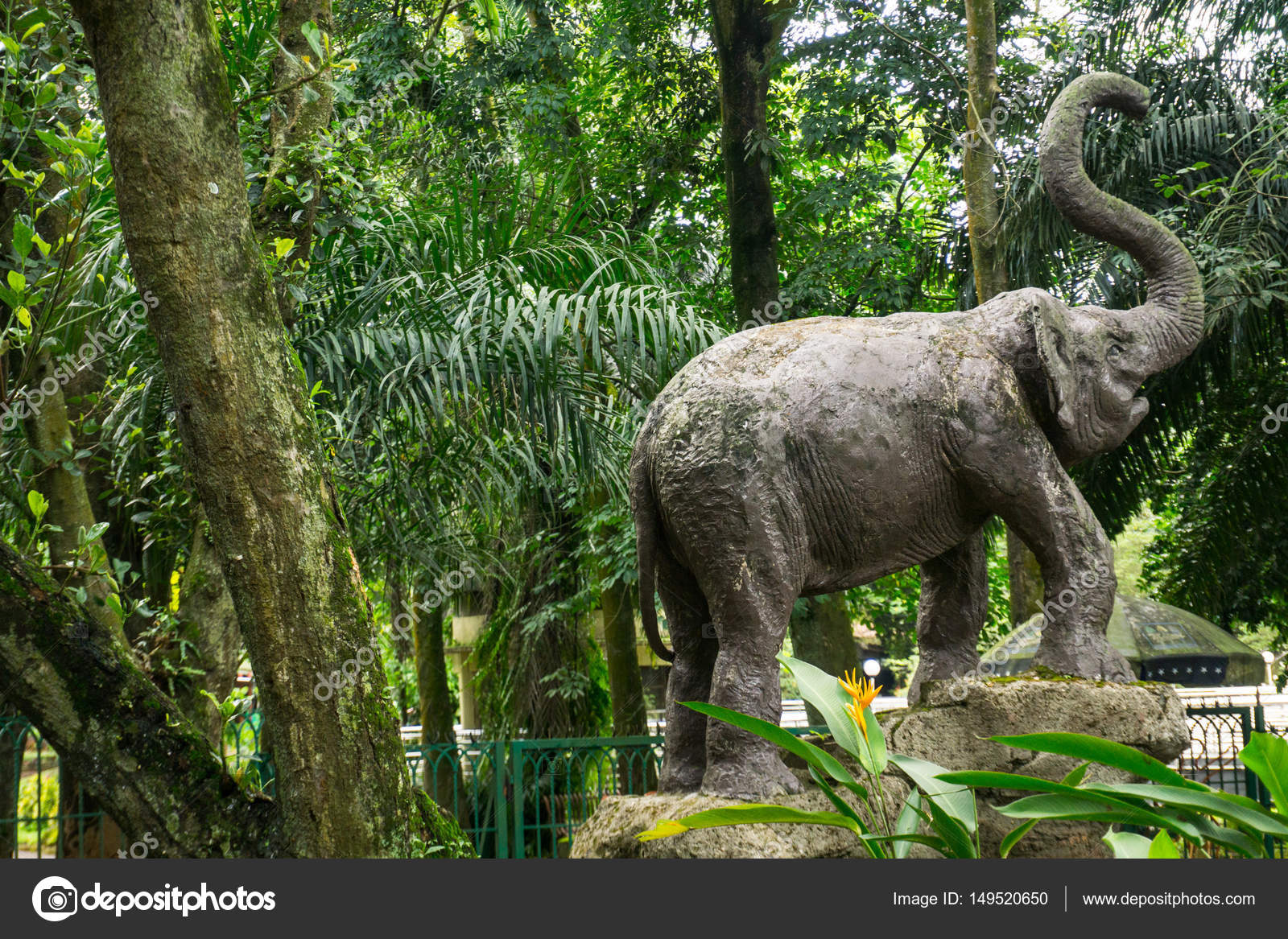 Statue d l phant en b ton debout au milieu du jardin vert Statue d l phant en b ton debout au milieu du jardin vert
