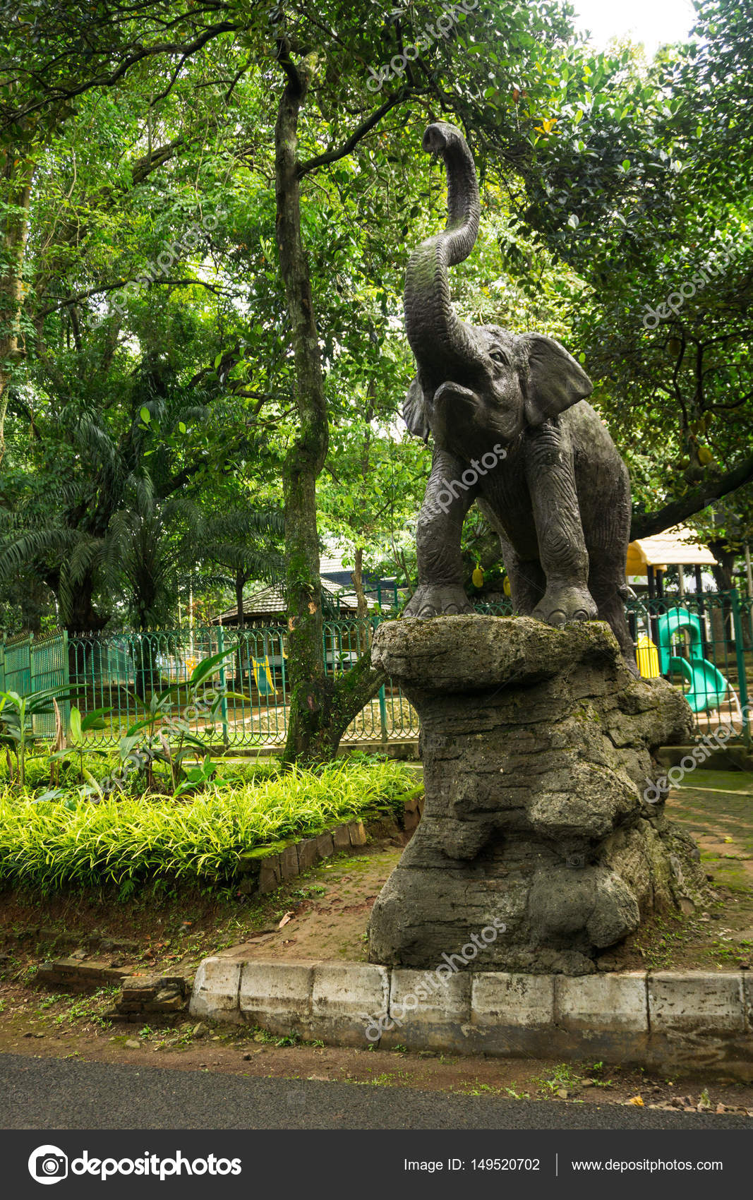 Statue d l phant debout sur le rocher devant l aire de Statue d l phant debout sur le rocher devant l aire de