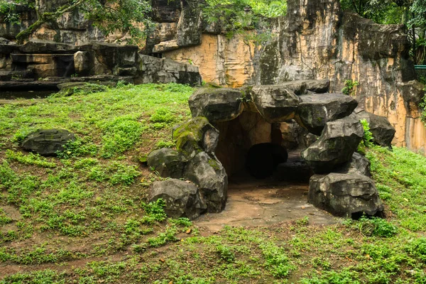 Sztuczną jaskinią, wykonane z cementu z wzgórza i klif zdjęcie zrobione w Jakarta Indonezja — Zdjęcie stockowe