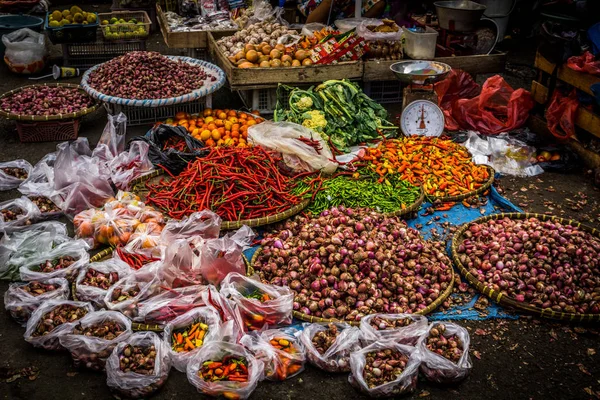 Vários tipos de especiarias com bela cor à venda no chão na foto tradicional do mercado tirada em Bogor Indonésia — Fotografia de Stock