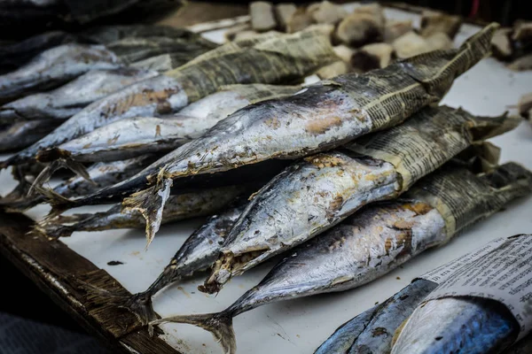 Saltad fisk säljer i traditionella fisk marknaden foto taget i Bogor Indonesien — Stockfoto