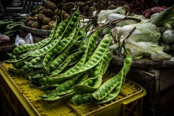 Petai o frijol amargo es uno de los alimentos locales tiene sabor oloroso y aroma vende en la foto de mercado tradicional tomada en Bogor Indonesia — Foto de Stock