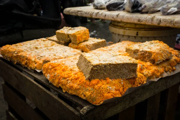 Oncom - одно из традиционных блюд из ферментированных соевых бобов, продающихся на традиционном рынке в индонезийском городе Богор. — стоковое фото