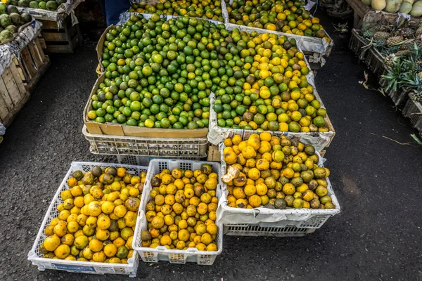 Naranjas en caja de plástico blanco en el mercado tradicional de frutas foto tomada en Bogor Indonesia —  Fotos de Stock