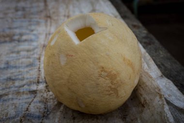 Soyulmuş bir Hindistan cevizi ile delik Bogor geleneksel pazarda alınan su fotoğraf çekmek için