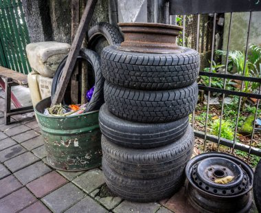 Yan sokak fotoğraf Jakarta Endonezya'da alınan toz bin yakınındaki yığılmış lastik