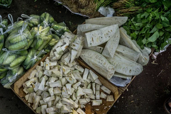 Ломтики молодняка и огурца в продаже на традиционном рынке фото, сделанное в Богоре Индонезия — стоковое фото