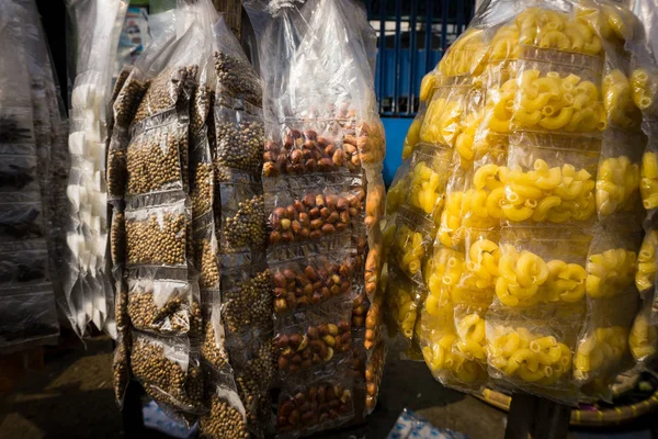 Örter och kryddor packad med plast på försäljning i traditionella marknaden foto taget i Bogor Indonesien — Stockfoto