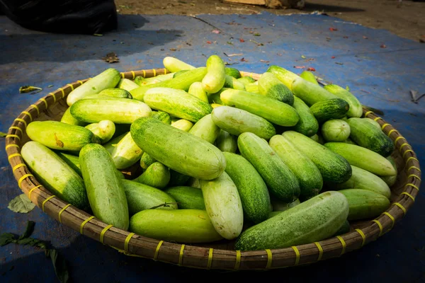 Montón de pepino en las correas de bambú a la venta en el mercado tradicional foto tomada en Bogor Indonesia — Foto de Stock