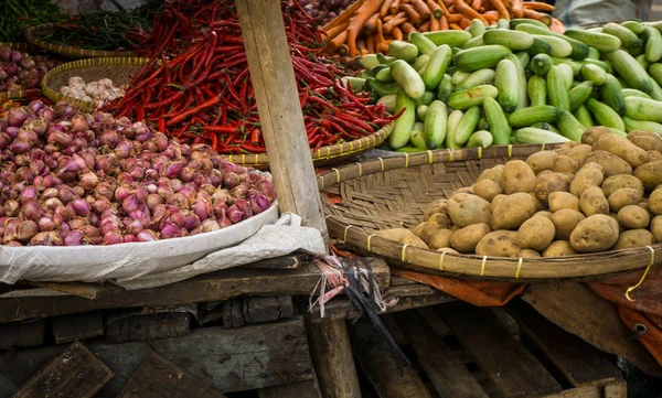 Pepino de patata de cebolla roja y chile rojo con canasta de madera de bambú en el mercado tradicional de indonesia de bogor — Foto de Stock