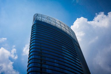 yüksek bina ofis mavi cam ve mavi gökyüzü