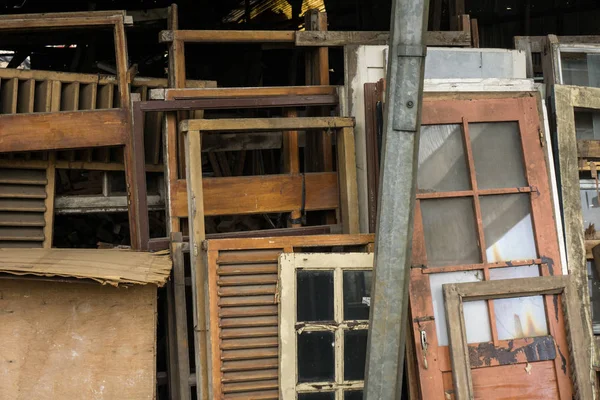 Fenêtres désagrégées en bois et verre photo prise à Jakarta Indonésie — Photo