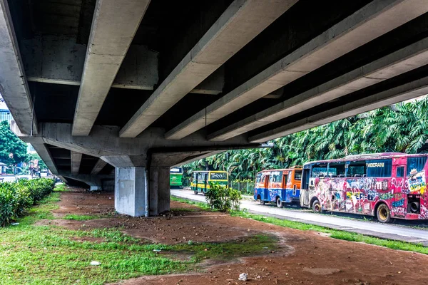 Di bawah jembatan jalan raya dengan foto rumput hijau diambil di Jakarta indonesia — Stok Foto