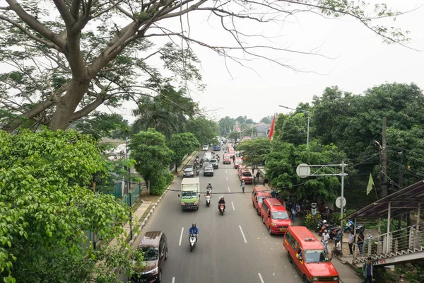 Kondisi lalu lintas di jalan utama dengan transpor umum di Jakarta foto yang diambil di Jakarta Indonesia — Stok Foto