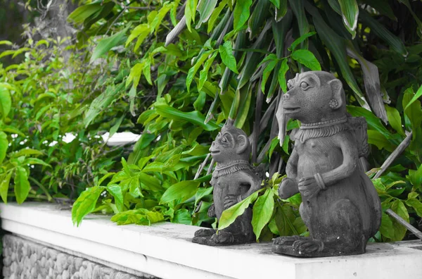 Статуя обезьяны с зеленым листом на заднем плане, сделанная в Джогья Джокьякарта Индонезия — стоковое фото
