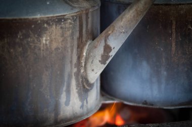 geleneksel angkringan satıcı fotoğraf yogyakarta Endonezya'da ateşe çelik demir ısıtıcısı