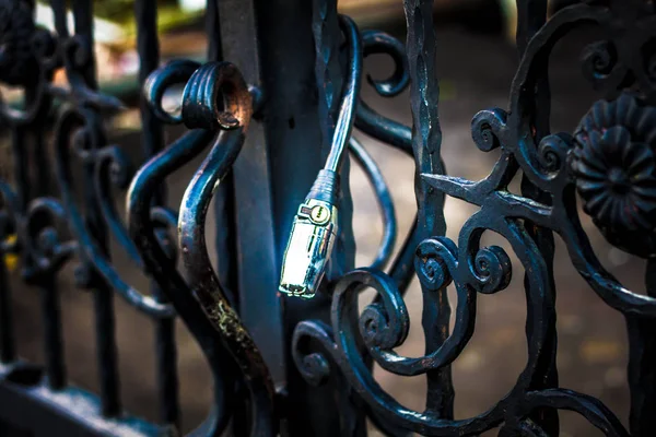 Un candado de alambre en la puerta de metal foto tomada en yogyakarta indonesia —  Fotos de Stock