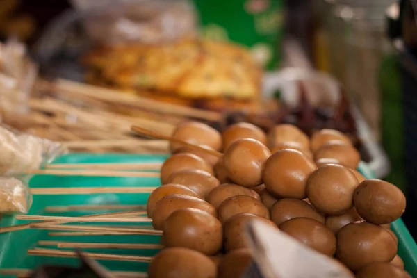 Яйцо Sate angkringan уличной еды коричневого цвета — стоковое фото