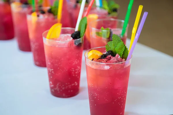 Des cocktails sans alcool. Cocktails de fruits et de baies. Fitness Bar — Photo