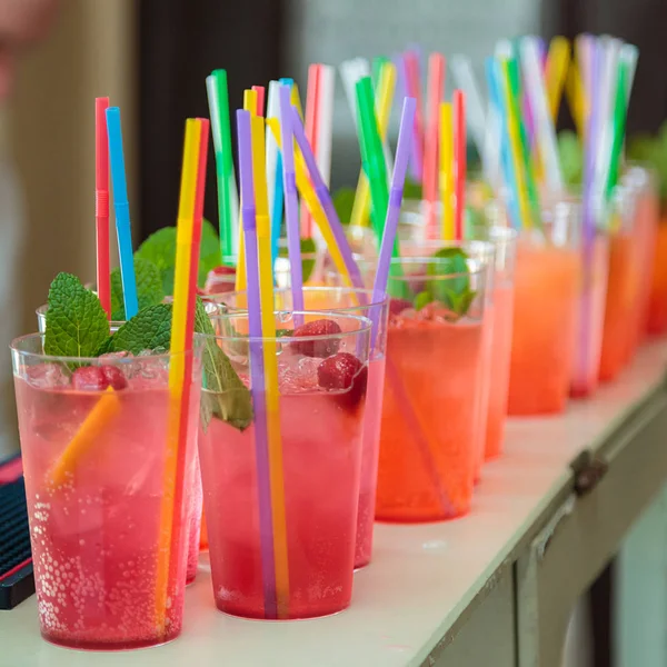 Alcoholvrije cocktails. Fruitbomen en bessen cocktails met gekleurde tubuli. Fitness Bar — Stockfoto