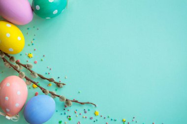 Paskalya arka plan. Çeşitli renklerde dekore edilmiş Paskalya yumurtaları çok col