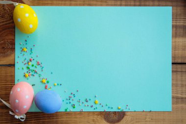 Paskalya arka plan. Çeşitli renklerde dekore edilmiş Paskalya yumurtaları çok col