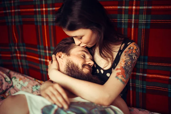 Couple Amoureux Couché Ensemble Beau Jeune Hipster Avec Barbe Attrayant — Photo
