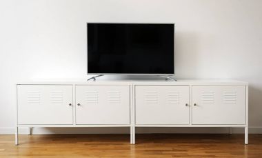 geniş ekran Tv ışık duvarının yakınında beyaz stand