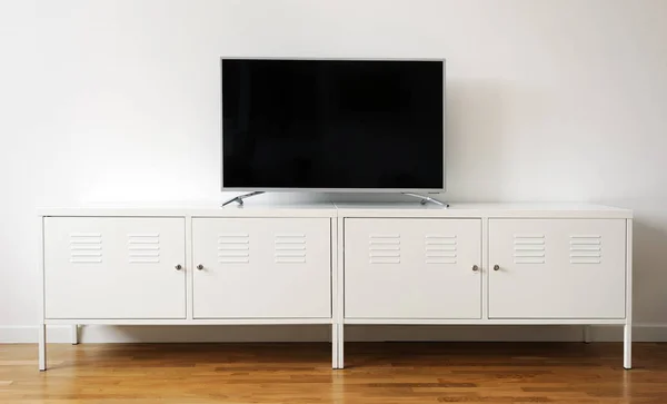 geniş ekran Tv ışık duvarının yakınında beyaz stand