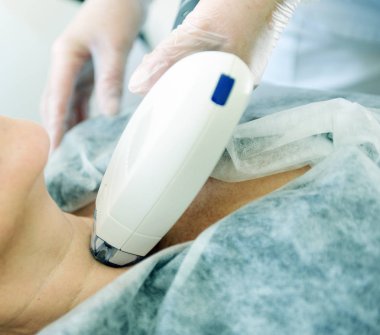 Belarus, Minsk-31 Ekim 2019: Viora V30.Kadın, tıbbi bir sanatoryum, cilt gençleştirme konseptinde yüz ve vücut ve ellere lazer ve ultrason tedavisi görüyor.