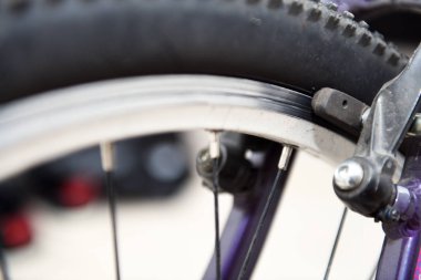  Bisiklet arka fren pedleri. Arka tekerlekte bisiklet frenleri var. Kapat.