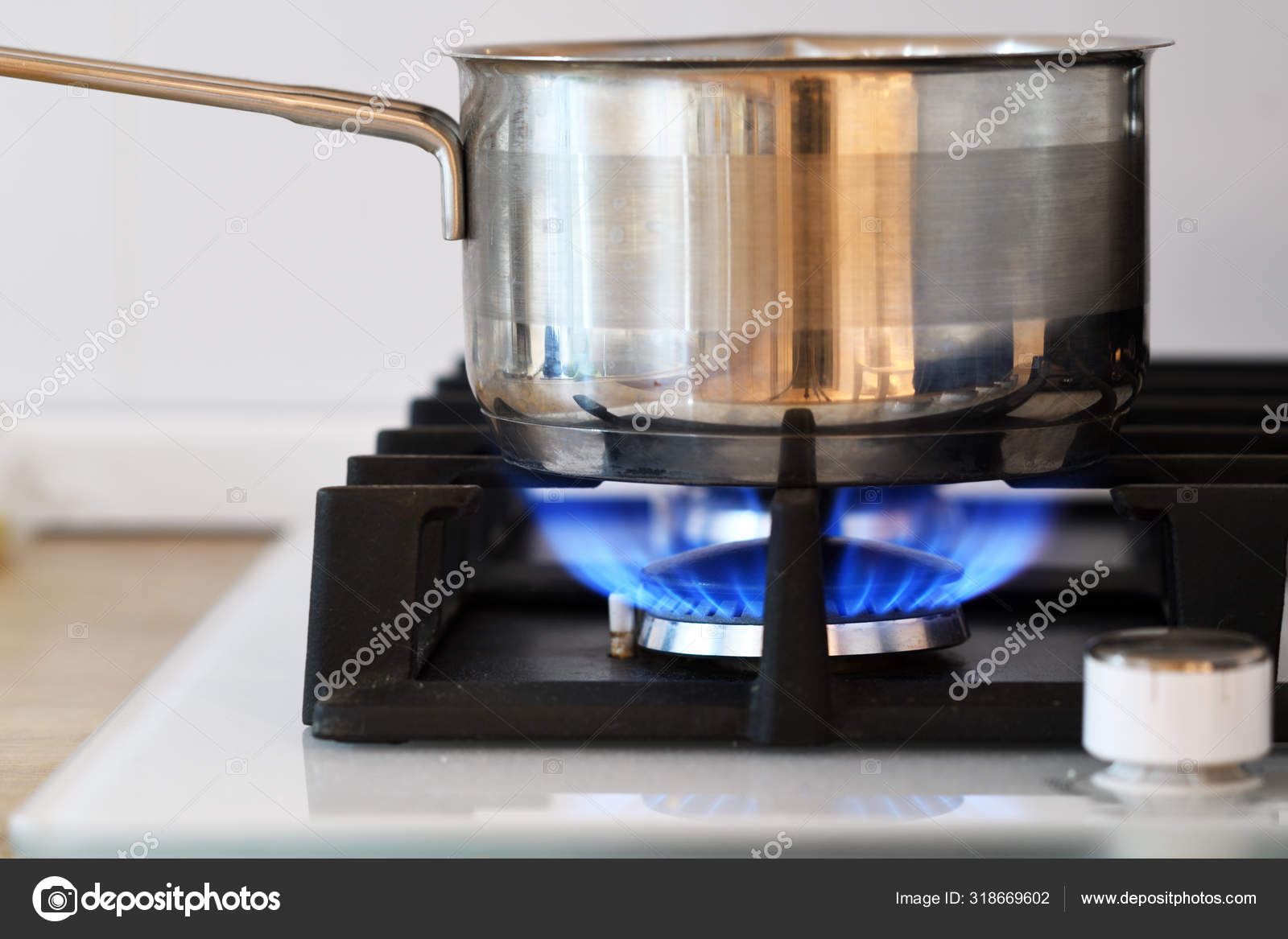 Der Topf Auf Gasbrenner Kochen Auf Einem Gasherd Stockfoto und mehr Bilder  von Stieltopf - Stieltopf, Gas, Ofen - iStock