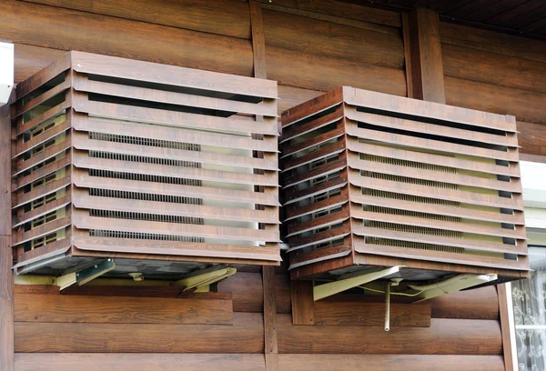 Straat Geïnstalleerde Airconditioner Wordt Beschermd Door Een Metalen Behuizing — Stockfoto