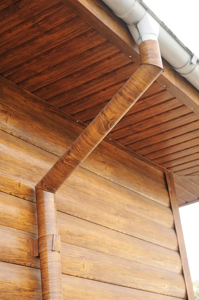 Střecha Kovu Okapem Odvodňovací Trubkou Dřevěný Dům Střechou Železných Dlaždic — Stock fotografie