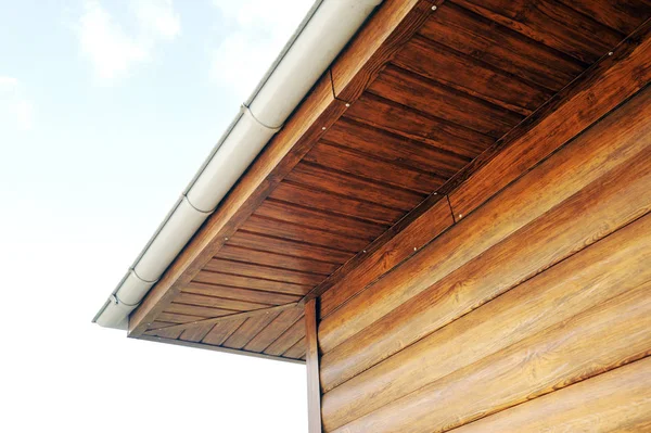 屋顶由金属制成 带有排水沟和排水管 圆木房子 屋顶是铁瓦做的 屋顶是雨水沟 靠边看 — 图库照片