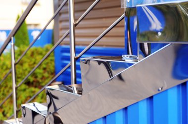 Paslanmaz çelik parmaklıklar. Krom parmaklık. Binanın merdiveni seramik fayanslarla kaplı..