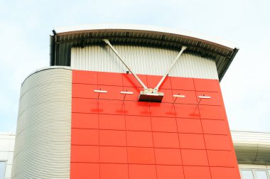 Modern mimarinin detaylı görüntüleri. Modern bileşik malzemelerin dokusu. Soyut bir arkaplan. Binaların ön cephesi metal bir profil ile tamamlandı..