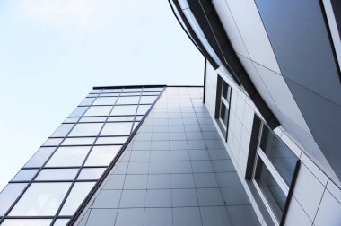 Modern mimarinin detaylı görüntüleri. Modern bileşik malzemelerin dokusu. Soyut bir arkaplan. Binaların ön cephesi metal bir profil ile tamamlandı..