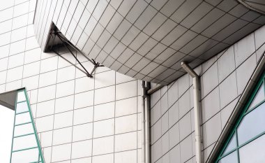 Modern mimarinin detaylı görüntüleri. Modern bileşik malzemelerin dokusu. Soyut bir arkaplan. Binaların ön cephesi metal bir profil ile tamamlandı..