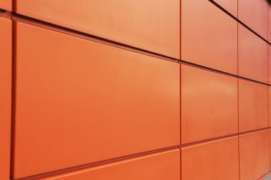 Modern mimarinin detaylı görüntüleri. Modern bileşik malzemelerin dokusu. Soyut bir arkaplan. Binaların ön cephesi metal bir profil ile tamamlandı..