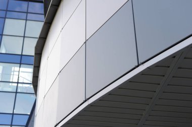 Modern mimarinin detaylı görüntüleri. Modern bileşik malzemelerin dokusu. Soyut bir arkaplan. Binaların ön cephesi metal bir profil ile tamamlandı..