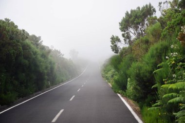 Asfalt araba yolu ve bulutlar yaz günü mavi gökyüzünde
