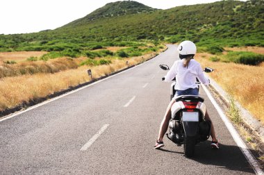 Dağlarda motosikletli güzel bir kız. Portekiz, Madeira.
