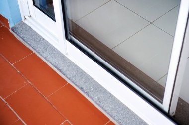 Balkon ve oda arasında kayan kapılar